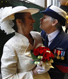 美国华盛顿州百对同性伴侣领取结婚证